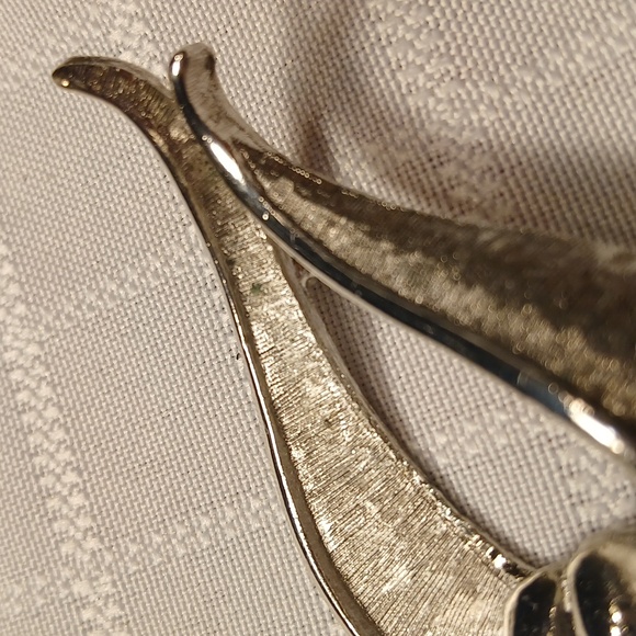 Vintage Silvertone Swirl Brooch Pin Womens Costume Jewelry - Picture 12 of 12